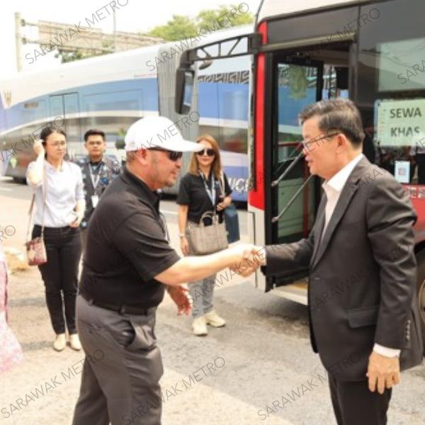 Chief Minister of Penang, the Right Honourable Chow Kon Yeow visits H2 bus